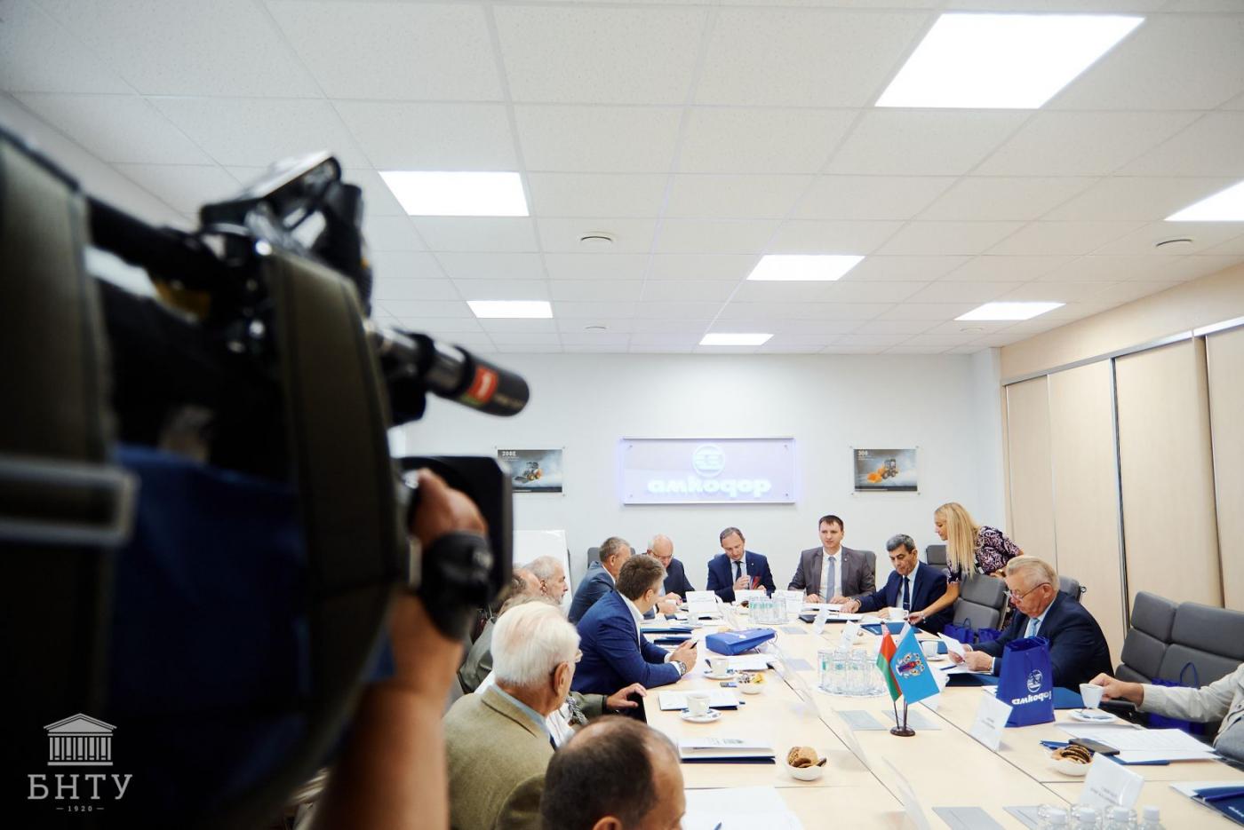 Заседание Общественного совета БНТУ прошло на базе ОАО «“АМКОДОР” – управляющая компания холдинга»